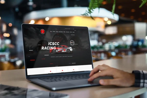 mockup-of-a-macbook-pro-being-used-in-a-public-space-489-el